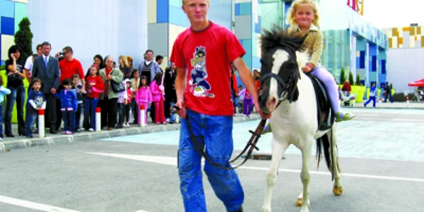 Arad: Copiii s-au plimbat de ziua lor cu poneiul