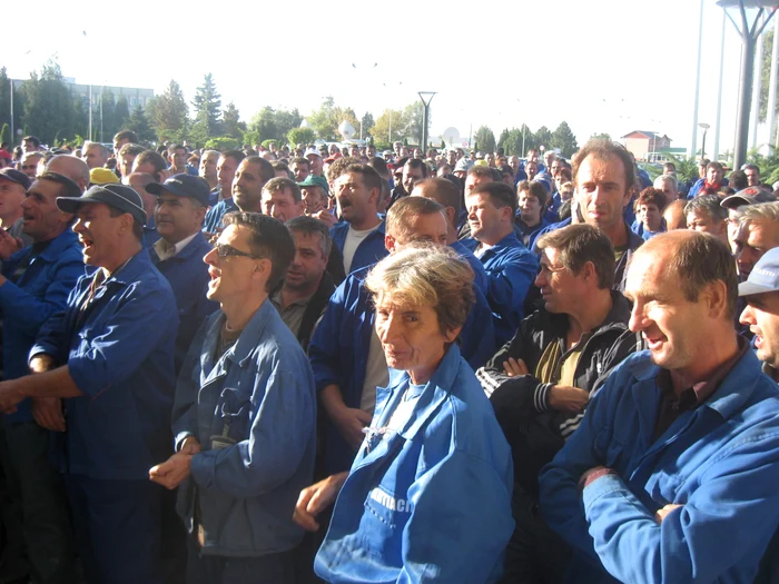 Ion Marin face şi el parte din multimea iesita sa protesteze în faţa combinatului