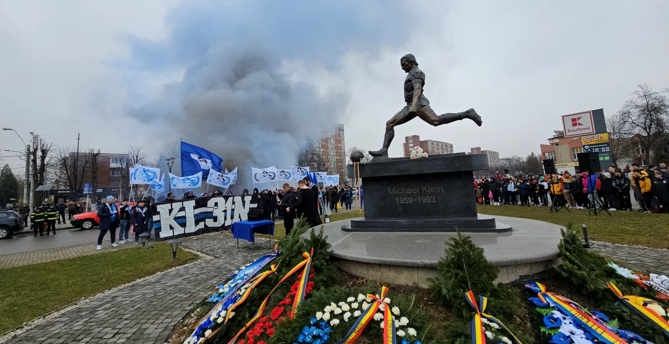 În anii trecuți, fanii Corvinului îl comemorau la statuie pe Mișa Klein. Foto Daniel Guță