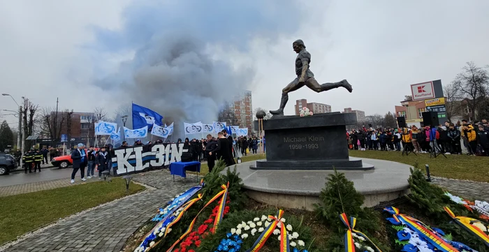 În anii trecuți, fanii Corvinului îl comemorau la statuie pe Mișa Klein. Foto Daniel Guță