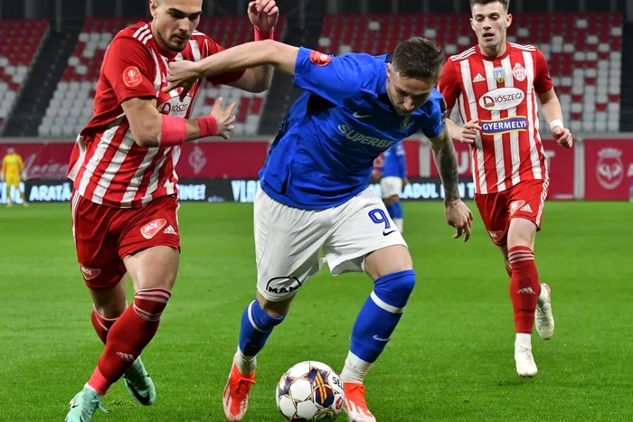 Louis Munteanu (mijloc), marcatorul golului înscris de Farul Constanța (FOTO: Sportpictures)