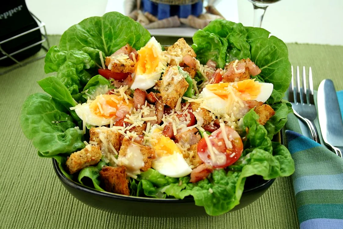 salata cu oua costita afumata rosii jpeg