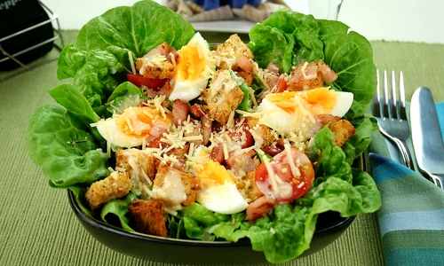salata cu oua costita afumata rosii jpeg