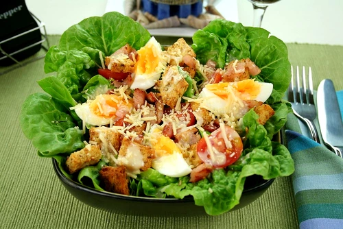 salata cu oua costita afumata rosii jpeg