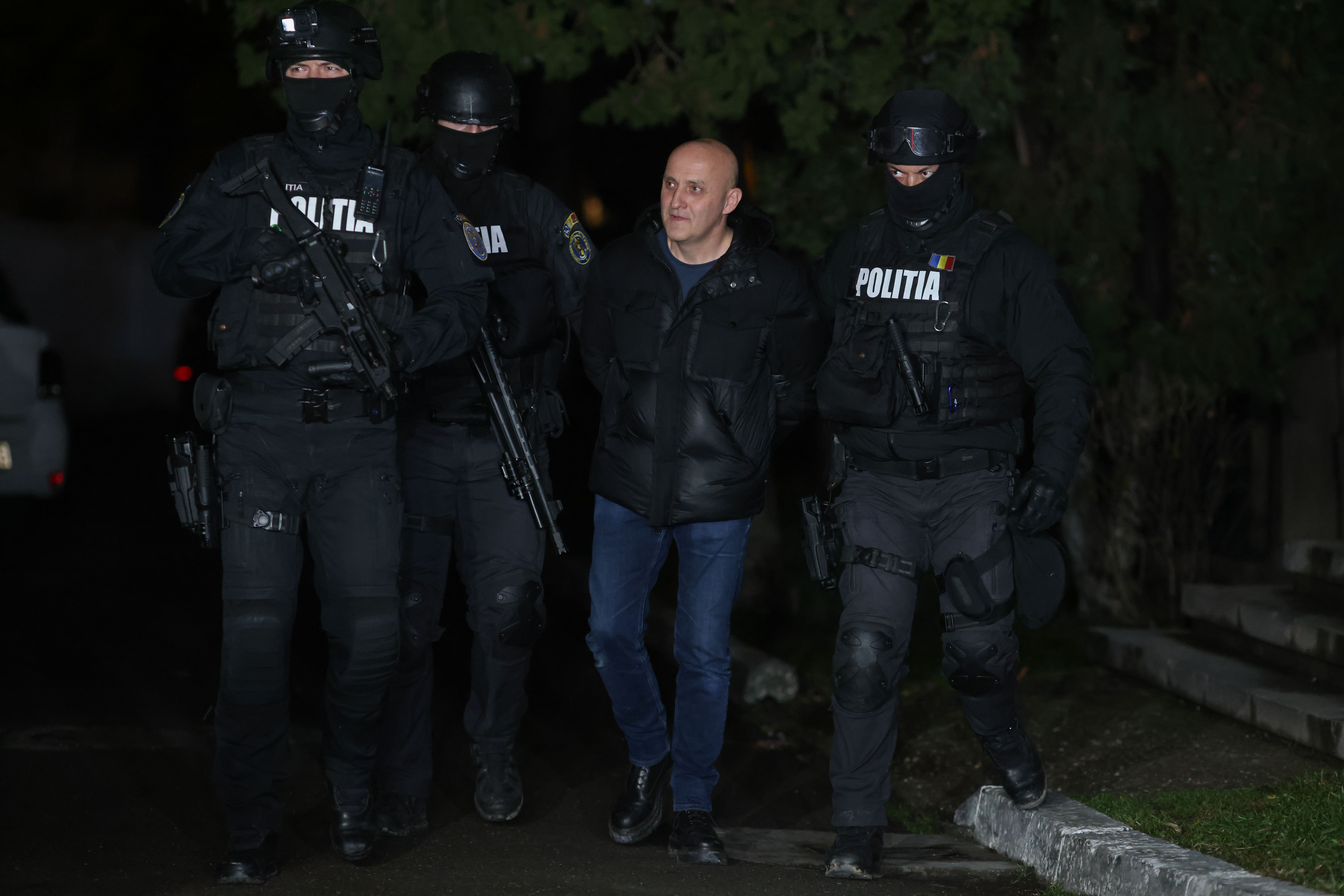 Horatiu Potra este escortat de politisti la IPJ Prahova  Foto Inquam Photos  George Calin (3) jpg