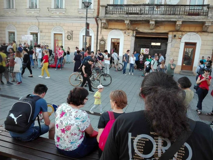 Câteva zeci de clujeni au protestat, aseară, în centrul oraşului. FOTO: Adevărul