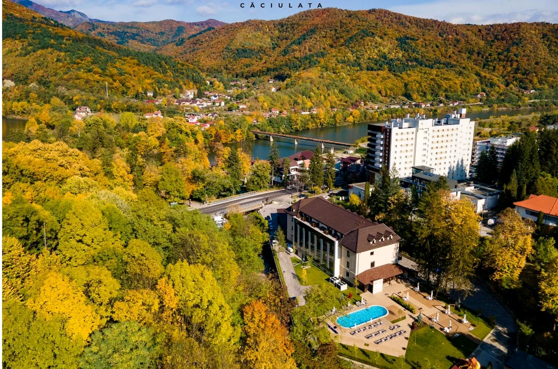 Panoramă asupra hotelurilor Izvoare și Traian din Căciulata Vâlcea Foto Hotel Izvoare Căciulata