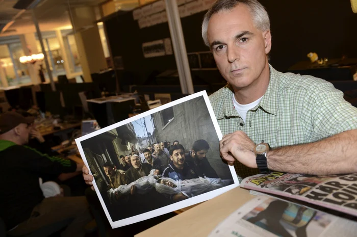 Paul Hansen,
fotograf la cotidianul suedez Dagens Nyheter, cu imaginea care a câştigat Marele Premiu World Press Photo pentru 2012. Fotografia, făcută în noiembrie 2012, arată un grup de oameni care poartă corpurile a doi copii ucişi într-un atac israelian asupra Gaza
City.