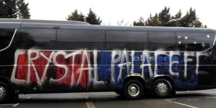 Autocarul lui Crystal Palace a fost vandalizat de suporterii echipei din greşeală FOTO daily Mail