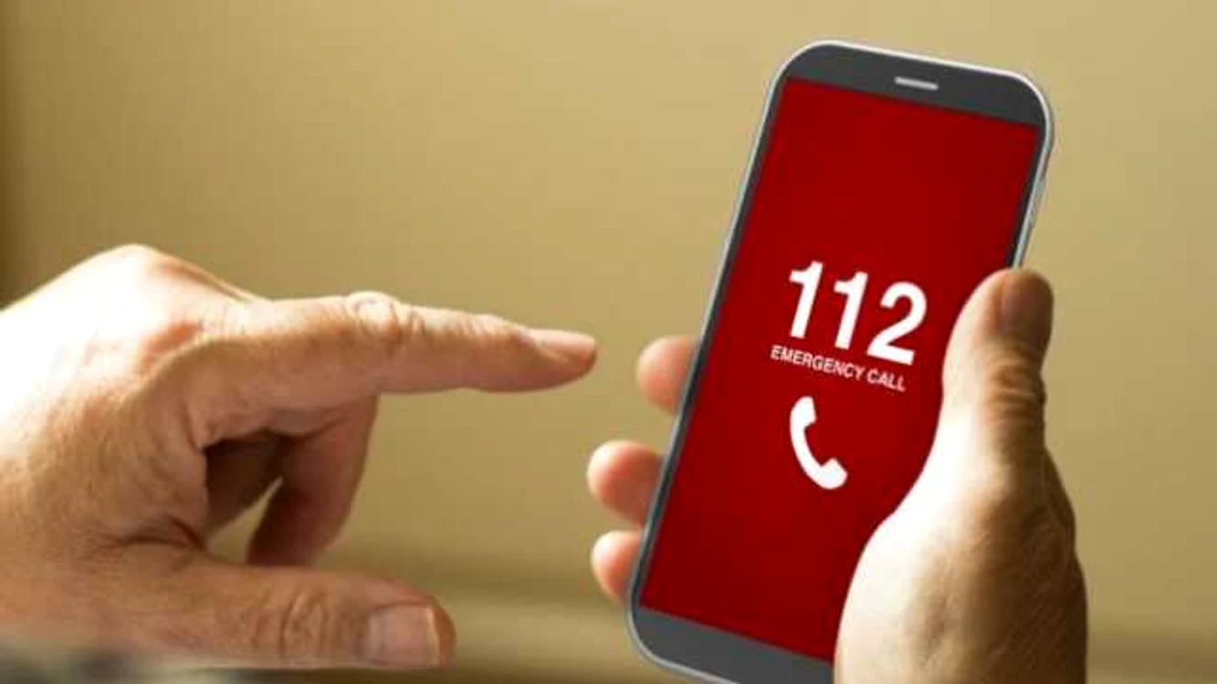 Bărbatul a fost amendat de poliţişti pe motiv că ar fi sunat la 112 fără motiv, fiind în stare de ebrietate