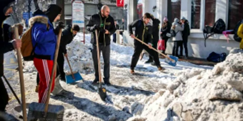 Sportivii Baschet Club Athletic Constanţa au deszăpezit staţiile RATC Sursa Facebook BCAC