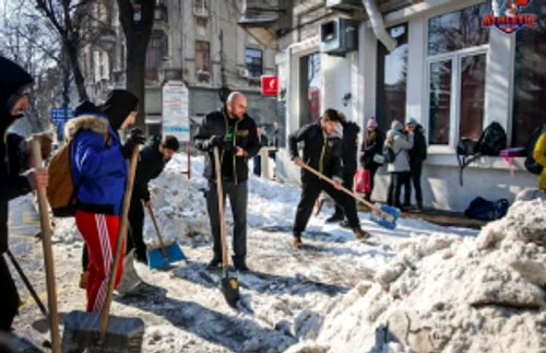 Sportivii Baschet Club Athletic Constanţa au deszăpezit staţiile RATC Sursa Facebook BCAC