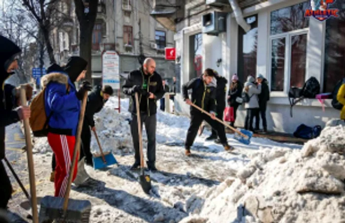 Baschetbaliştii din Constanţa au deszăpezit staţiile RATC Sursa Facebook BAC