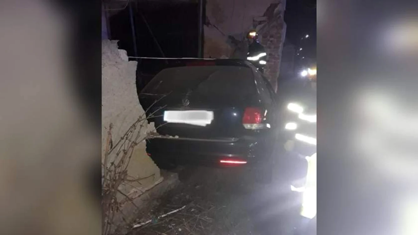 
    Maşina s-a înfipt într-o casă FOTO: (observator.tv)  