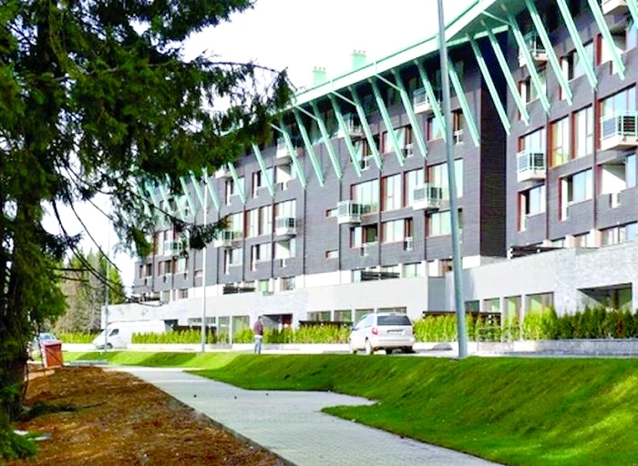 De la fereastră se  văd păduri şi munţi