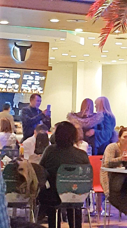 
    Elena Udrea are “lipici” şi la  femei. O admiratoare care  seamănă izbitor cu blondina  a rugat-o să stea la poză   