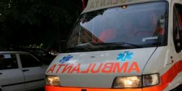 Cei doi răniți au fost transportați la spital (foto: arhiva)