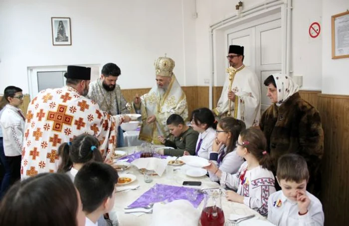 Preoţii şi Arhiepiscopul Casian au servit copiilor prânzul FOTO Daniel Lare