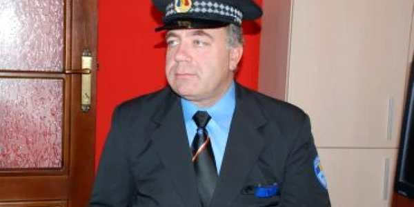 Poliţistul comunitar povesteşte cu patimă despre scriitorul care a copilărit la Baldovineşti, foto Ciprian Dragomir