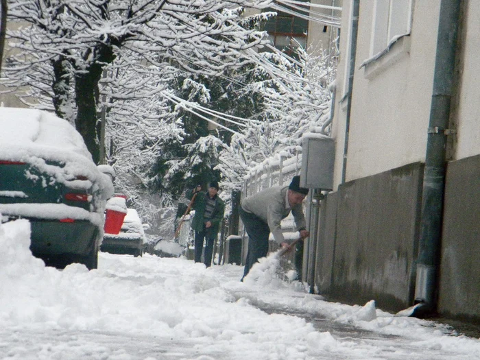 Bistriţenii s-au mobilizat la prima oră pentru a îndepărta zăpada