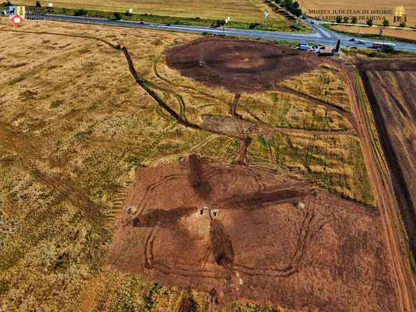 Cercetări arheologice la tumulii din Băicoi (© Muzeul Județean de Istorie și Arheologie Prahova)