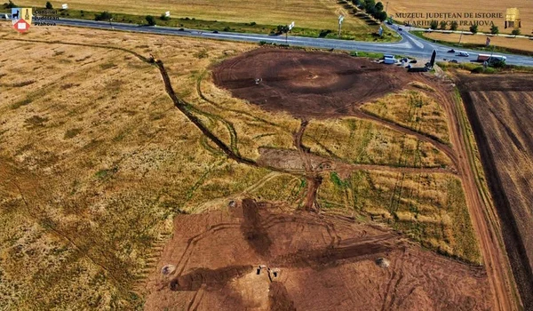 Cercetări arheologice la tumulii din Băicoi (© Muzeul Județean de Istorie și Arheologie Prahova)