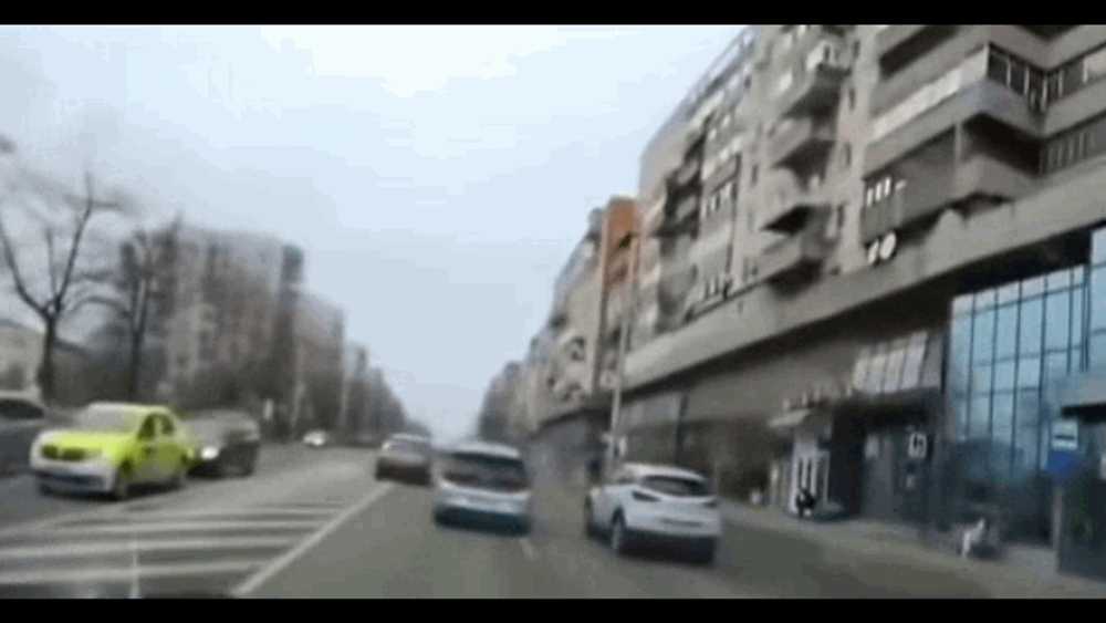 Accident crâncen în centrul Iașului. O maşină s-a dat peste cap de câteva ori. În mod surprinzător, şoferul a scăpat doar cu răni uşoare