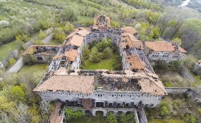 Clădirea a ajuns o ruină, iar din interior s-a furat aproape tot