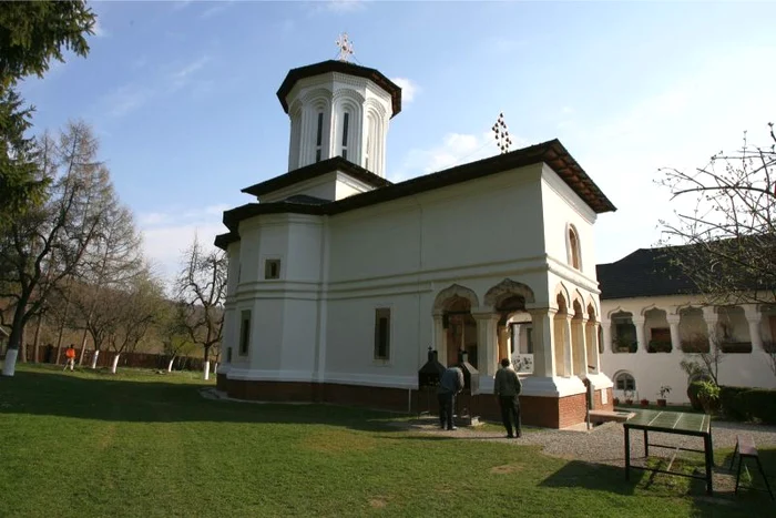 Ruga la o mănăstire în vis poate însemna o nuntă viitoare în familie. (Mănăstirea Surpatele - Foto Click!)