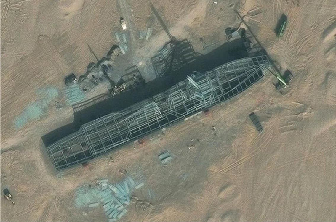 Replica unul portavion american construită de China în desert/FOTO:X