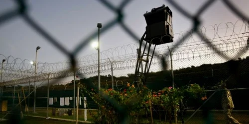 Exteriorul unei tabere in care se află deţinuţi uiguri chinezi in Guantanamo Bay Cuba 2009 FOTO AFP