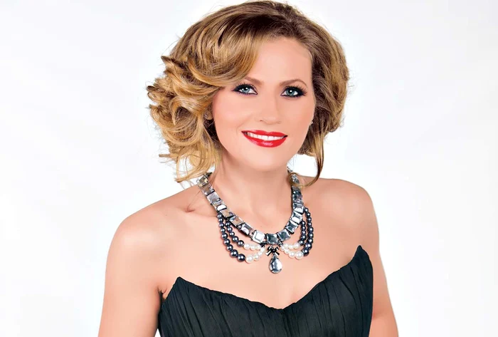 
    Pe Mirela o puteți urmări,  de luni până vineri, de la orele  12.00 și 14.00, și sâmbăta,  de la orele 14.00 și 17.00,  prezentând emisiunea  “Mireasă pentru fiul meu”, la Antena 1FOTO: Arhiva personală  