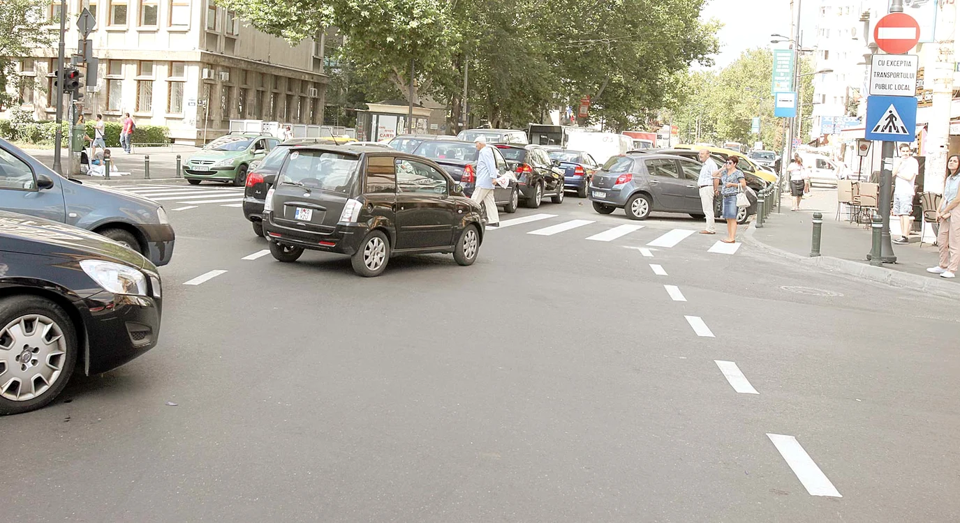 
    Calea Dorobanţi: Şoferii au circulat, ieri, în ambele sensuri, deşi era sens unicFoto: Florin Şuler   