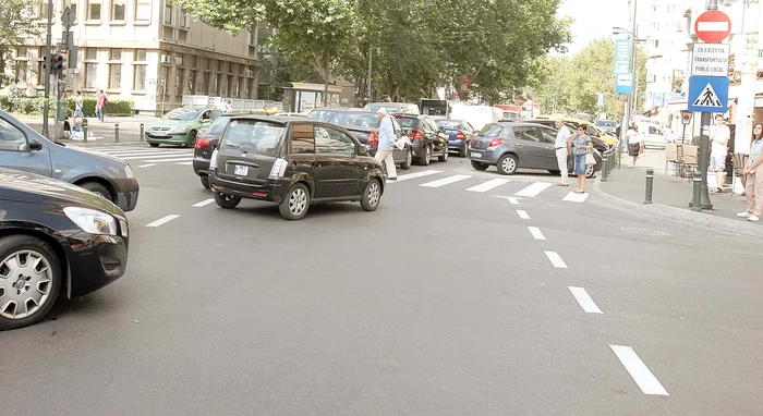 
    Calea Dorobanţi: Şoferii au circulat, ieri, în ambele sensuri, deşi era sens unicFoto: Florin Şuler   