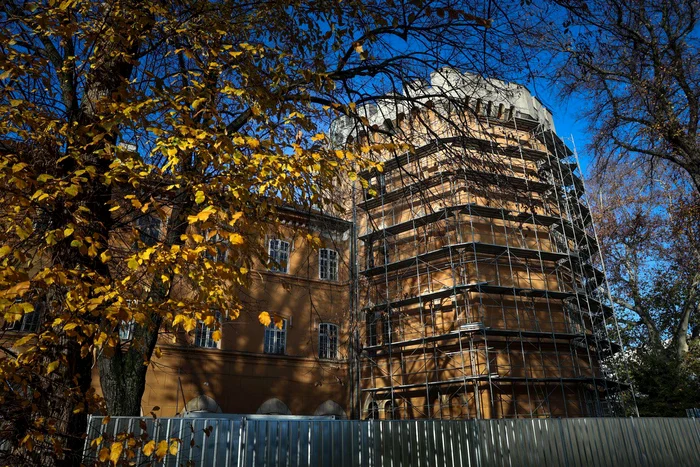 Au fost descoperite ziduri medievale sub Castelul Huniade. Foto: Tion