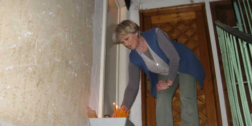 Vecinii aprindeau în această dimineaţă lumânări la uşa sinucigaşului