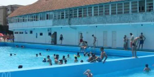 Craiova:Temperaturile ridicate i-au scos pe craioveni din casă