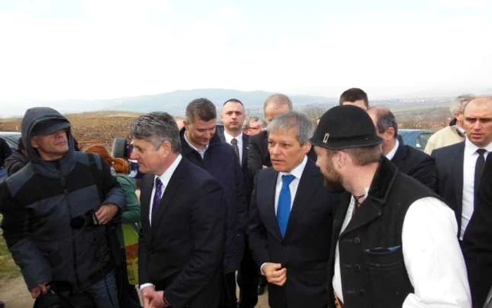 Premierul Dacian Cioloş în comuna Ciugud. Foto: Dorin Ţimonea