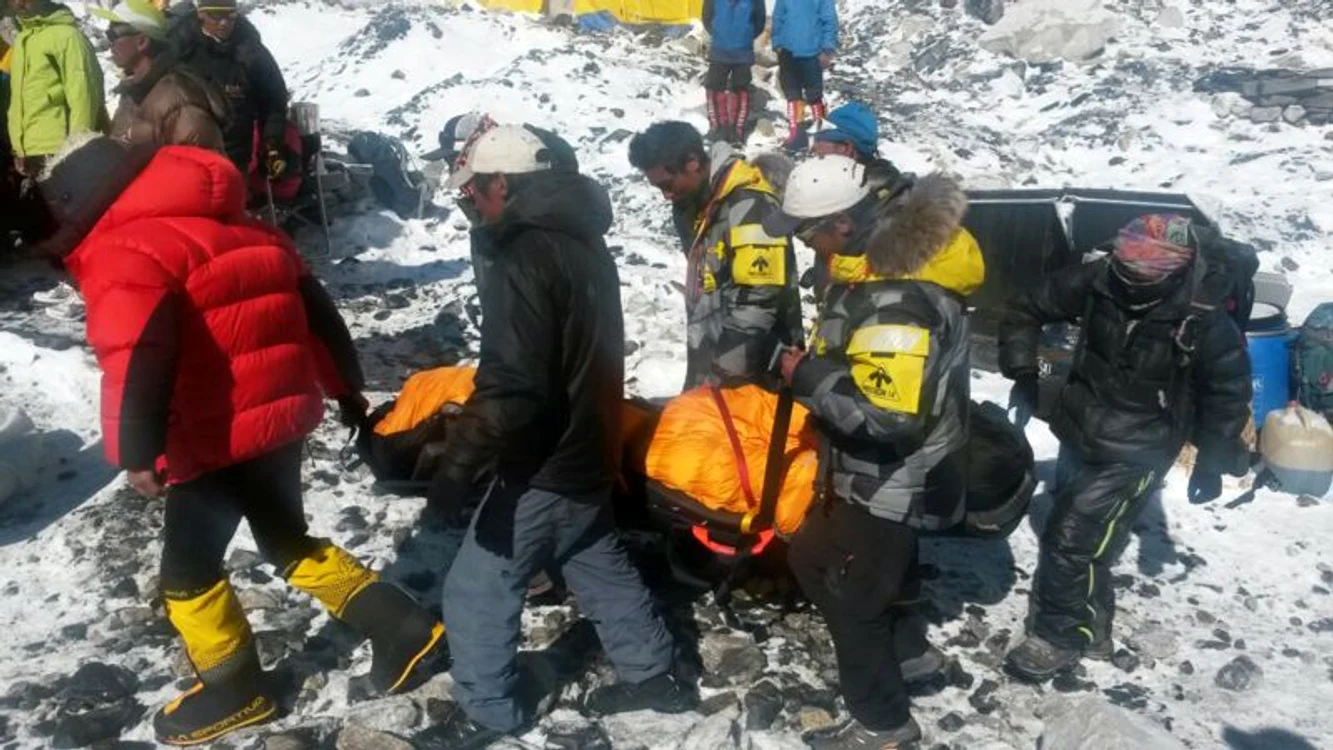 Cutremur în Nepal. Peste 200 de alpinişti sunt blocaţi pe Everest