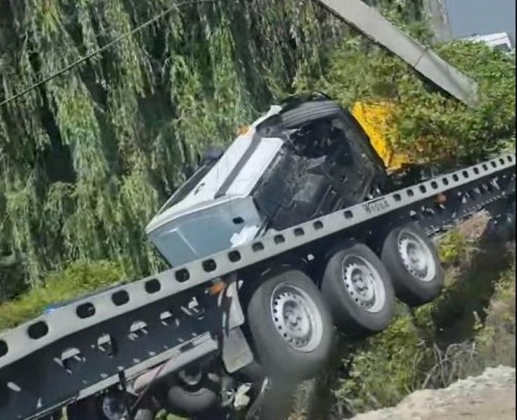Pericol în Argeş, după ce o autoutilitară căzută de pe o platformă a lovit un branşament de gaze şi un stâlp electric VIDEO