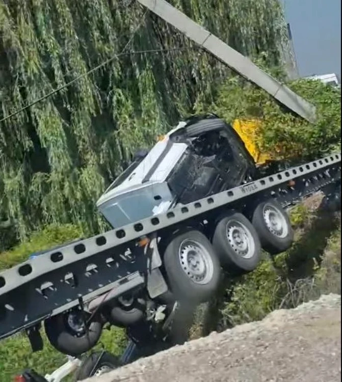 În cădere, autoutilitara a lovit un branşament de gaze. Foto: captură video