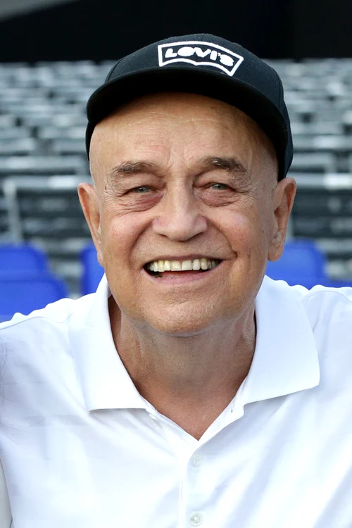 
    Agricultorul Valentin Jecu,  mândru de recolta saFotografii: Iulian Bunilă  