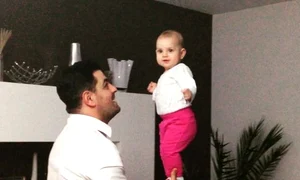 Soțul și fiica lui Ellie se distrează de minune împreună jpeg