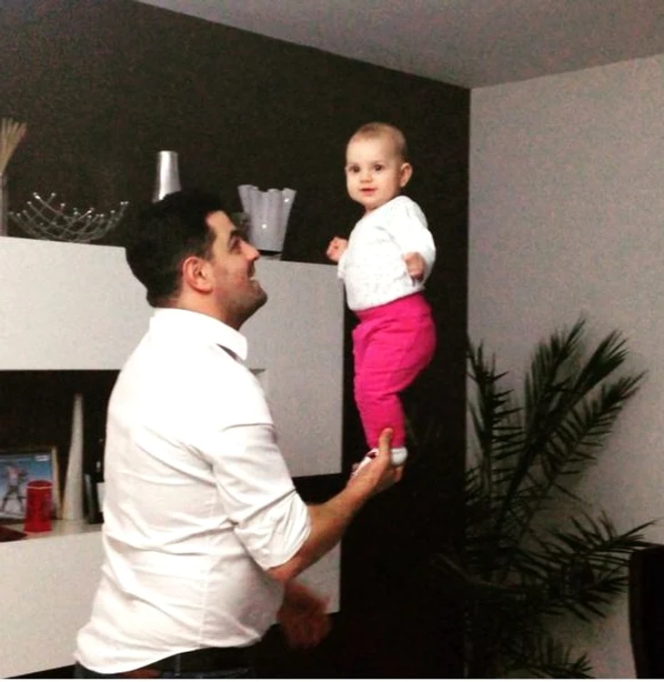 Soțul și fiica lui Ellie se distrează de minune împreună