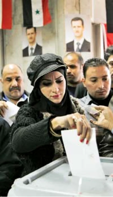 În ciuda violenţelor, mulţi sirieni au venit la vot Foto: Reuters