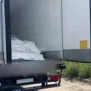Imagine furnizata de ministerul rus al apararii cu un camion cu trupuri de soldati ucraineni morti in razboi webp