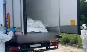 Imagine furnizata de ministerul rus al apararii cu un camion cu trupuri de soldati ucraineni morti in razboi webp