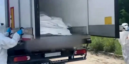 Imagine furnizata de ministerul rus al apararii cu un camion cu trupuri de soldati ucraineni morti in razboi webp