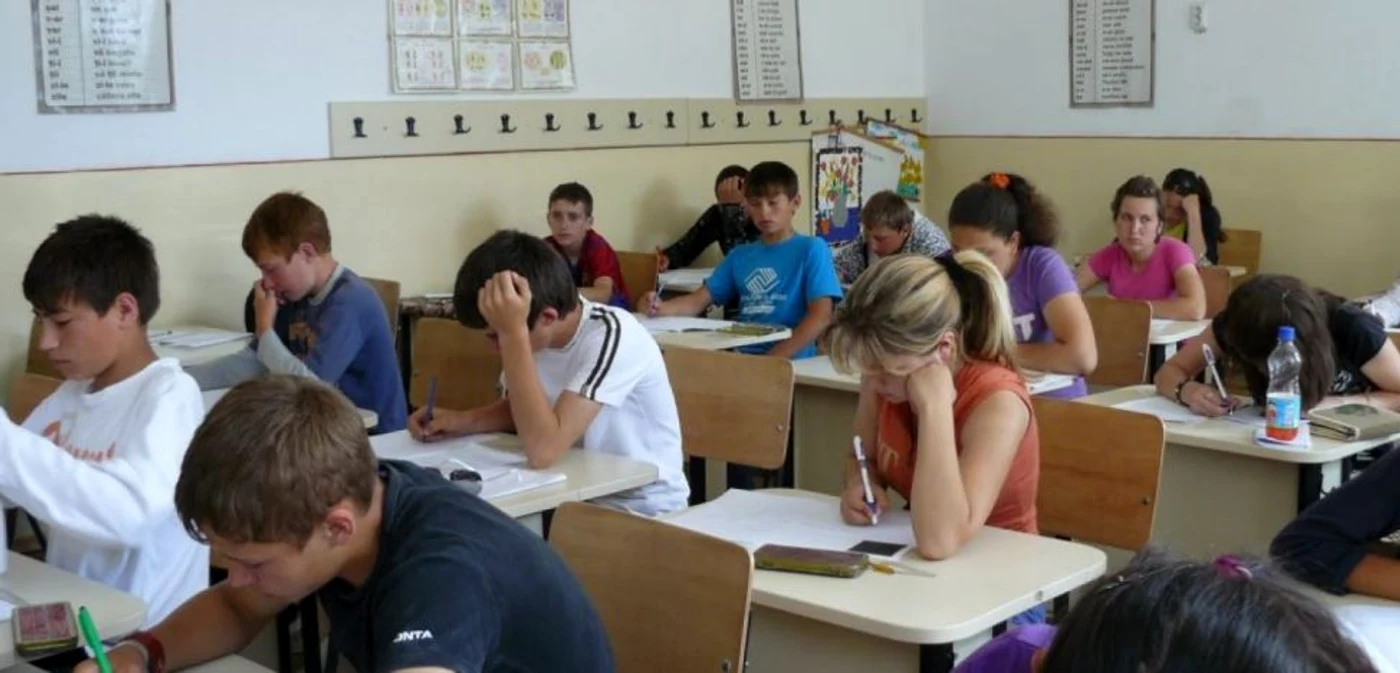 Copiii învaţă mult şi la şcoală şi acasă, fără să le mai rămână timp pentru relaxare.