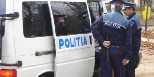 Poliţiştii o cercetează pe adolescentă în stare de libertate